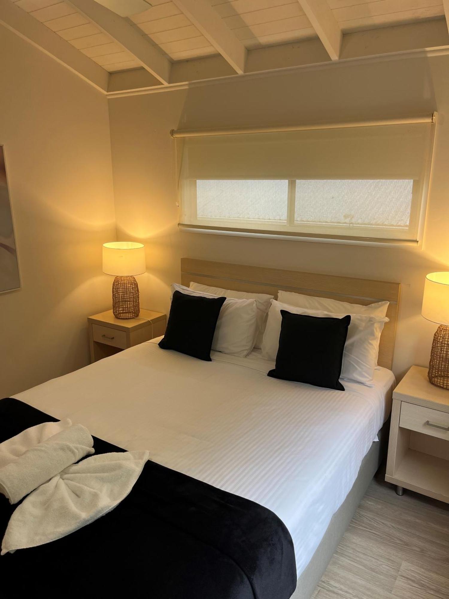 Blue Lagoon Beach Resort Бато Бей Екстериор снимка