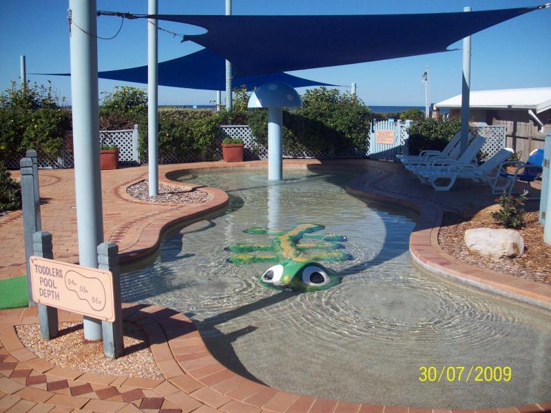 Blue Lagoon Beach Resort Бато Бей Екстериор снимка